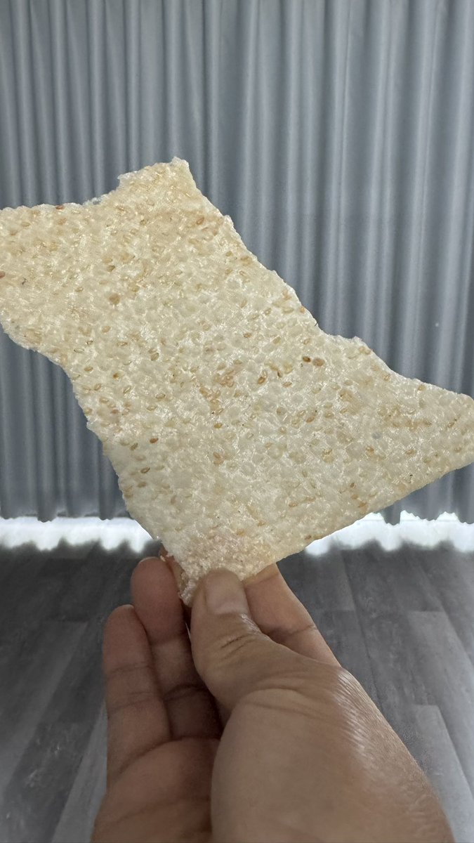 Nay U Minh mưa to lắm, tiếng mưa ầm ầm làm mình thức giấc từ 2:30 sáng, mưa to và dai tới tận bây giờ, cứ như ông Trời ổng mở vòi mà quên khoá á😀
Lúc nãy tranh thủ mưa giảm xíu ra trồng mấy cây Chà Là, giờ trong phòng nghe tiếng mưa bụng thấy buồn buồn,