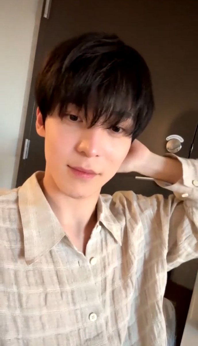 yuyustiny's tweet image. i love how he always hits the oomf chan pose