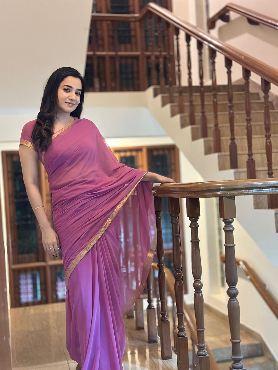 When on set 📸🌸🎀

#pink #lookoftheday #saree #tradition #abarnathi