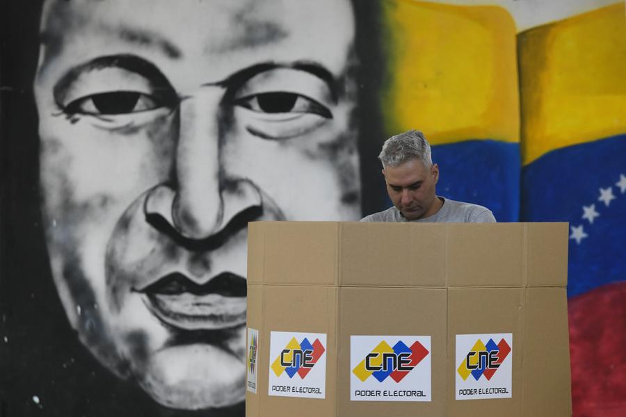 XHespanol's tweet image. La jornada electoral de las elecciones municipales celebrada el domingo en Venezuela concluyó sin incidentes y con un amplio despliegue de seguridad, según informó el ministro para la Defensa, Vladimir Padrino López xhtxs.cn/5v5