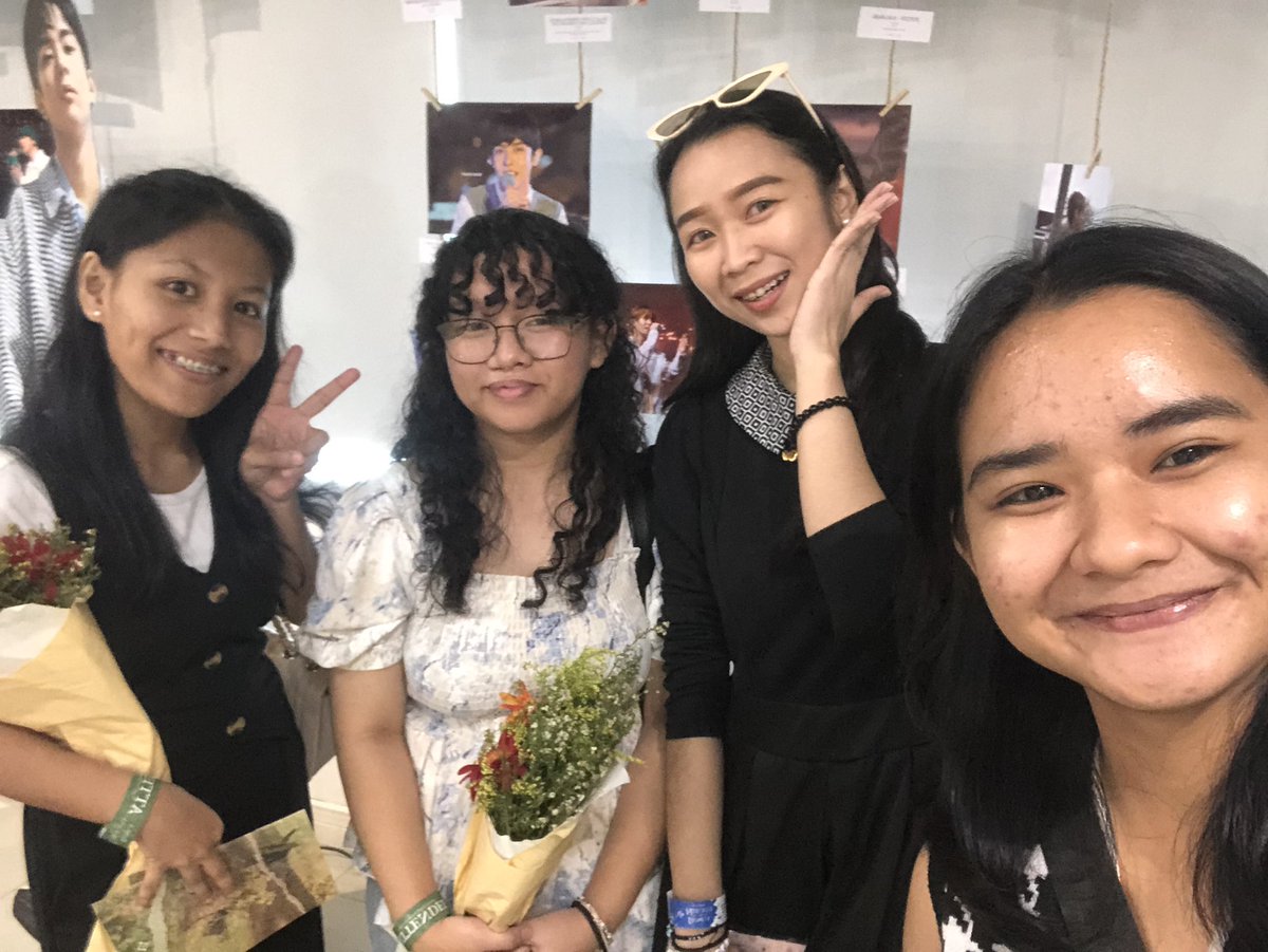 jddloves's tweet photo. nice to meet you po, ms. @ShineBright19x 💗

@ayA_Atinn @eytinayntin 

#JLeagueArtExhibit
@justintdedios #SB19_JUSTIN
@SB19Official #SB19 #justin https://t.co/Nnr6lZw7Dq
