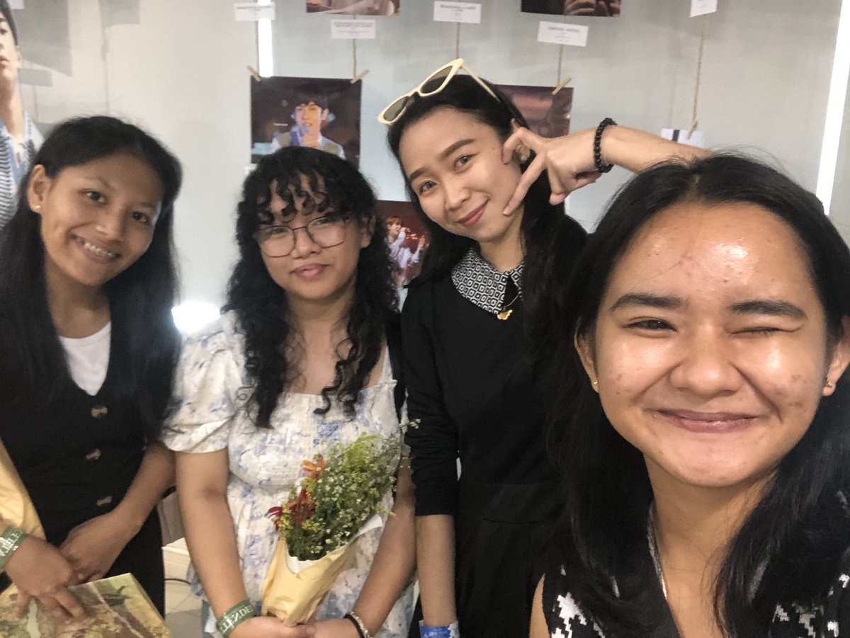 jddloves's tweet photo. nice to meet you po, ms. @ShineBright19x 💗

@ayA_Atinn @eytinayntin 

#JLeagueArtExhibit
@justintdedios #SB19_JUSTIN
@SB19Official #SB19 #justin https://t.co/Nnr6lZw7Dq