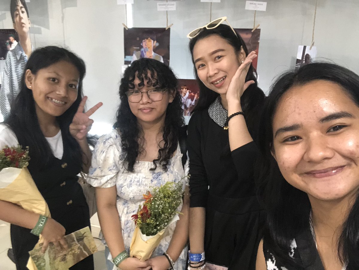 jddloves's tweet photo. nice to meet you po, ms. @ShineBright19x 💗

@ayA_Atinn @eytinayntin 

#JLeagueArtExhibit
@justintdedios #SB19_JUSTIN
@SB19Official #SB19 #justin https://t.co/Nnr6lZw7Dq