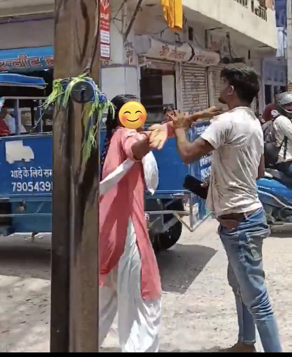 pritidevi_sp's tweet image. क्या मस्त फिगर है....मेरे साथ चलेगी....क्या साइज़ है...
उन्नाव के गंगा घाट कोतवाली के पास आकाश हर रोज खड़ा होकर लड़कियों पर ऐसे ही भद्दी भद्दी अश्लीलता करता था।
और फिर इस बहादुर बेटी ने बीच सड़क आकाश को जमकर पीटा। लोग तमाशा देखते रहे वीडियो बनाते रहे लेकिन कोई इस बेटी का साथ…