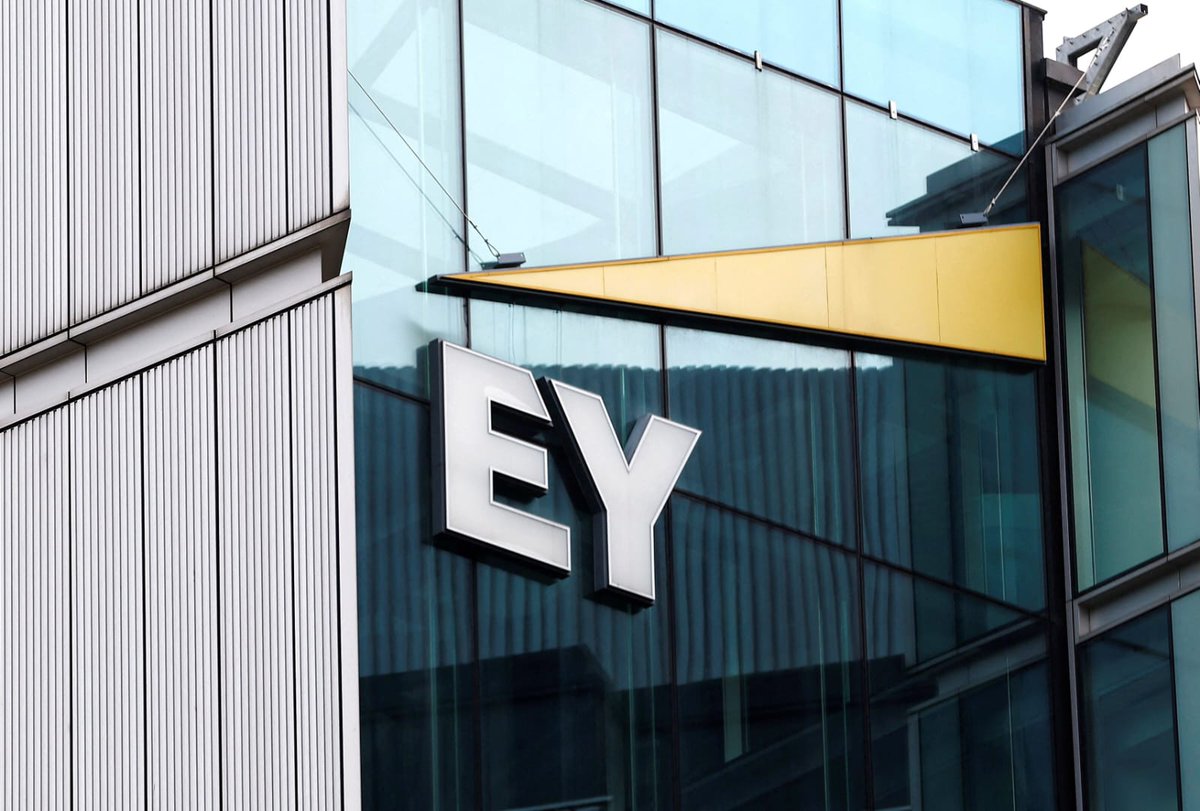BWA_Ind's tweet image. 🔗 EY on the Future of Stablecoins
EY’s global blockchain leader Paul Brody believes every bank will eventually issue its own stablecoin, merging the stability of fiat with the efficiency of blockchain.
Key takeaways:
🏦 Bank-issued stablecoins could drive mainstream adoption.…