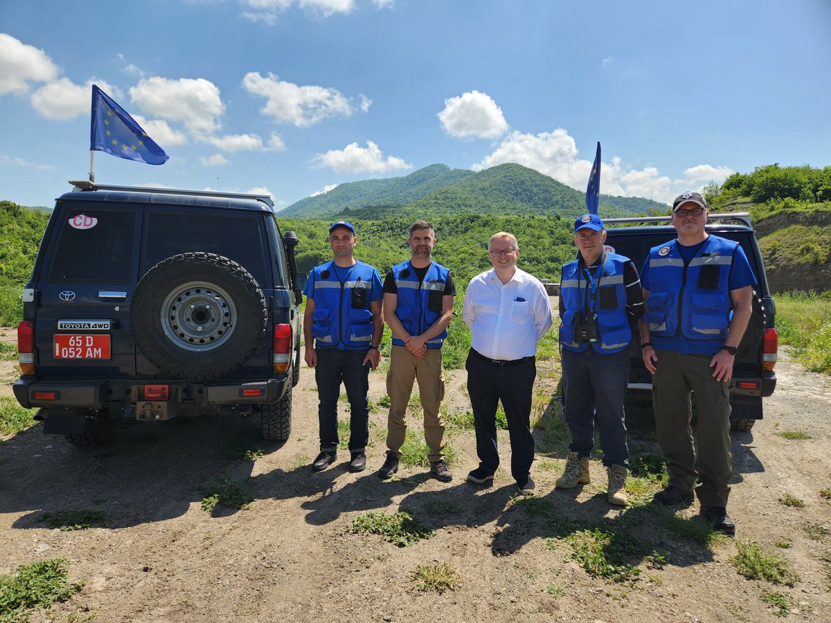 AndrewTurnerCAN's tweet image. C&apos;est toujours un plaisir de collaborer avec l&apos;EUMA, cette fois lors de ma récente visite à Tavush. Je suis ravi de constater les progrès réalisés à la frontière près de Kirants. Le Canada est fier de contribuer aux importants travaux de l&apos;EUMA.
