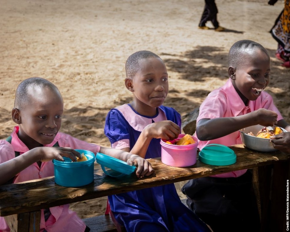 GPforEducation's tweet image. School meals fuel quality education, improve children’s health, boost local economies and build climate resilience.

🤝 Supported by @WFP_Africa and GPE, #Kenya is set to reach  10 million learners with daily school meals by 2030.

🔗 g.pe/395Z50WuAI3