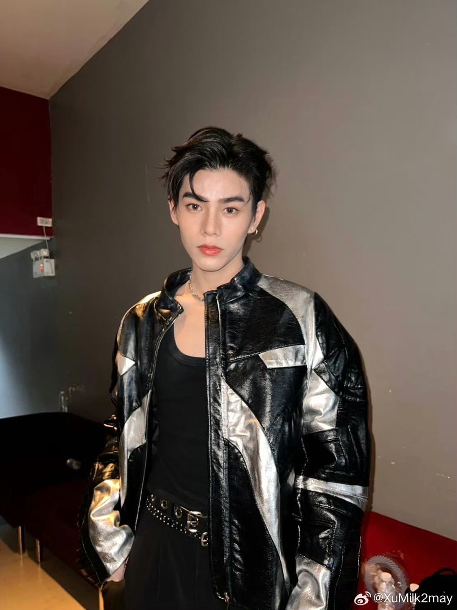 Milk2may_TH's tweet image. 📅 280725
[Weibo update] : @milk2may 
.
我觉得这件衣服有点儿大。
.
#milk2may #milknatchanon