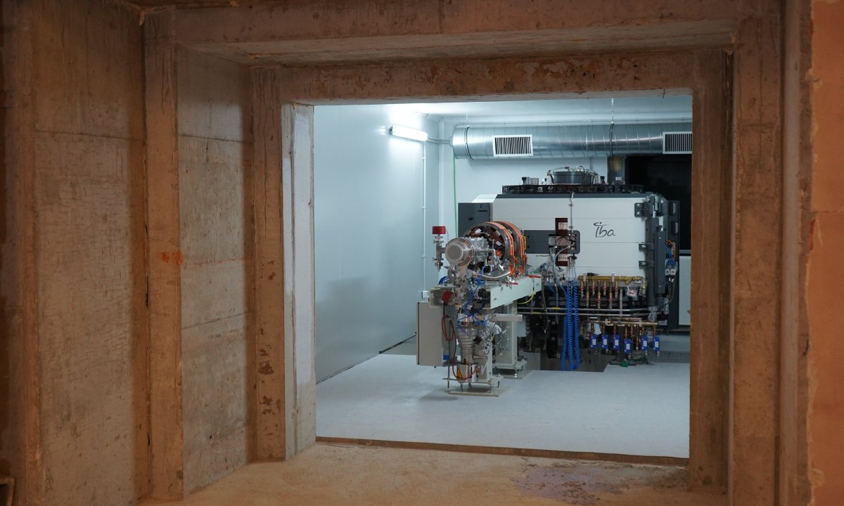 VHIR_'s tweet image. . @vallhebron instal·la un ciclotró que permetrà produir radiofàrmacs per millorar els diagnòstics i tractaments de precisió molecular. A més, obre la porta a nous projectes de recerca biomèdica i assaigs clínics innovadors.
#FEDERCat
Més info: vallhebron.social/ciclotro-vhir