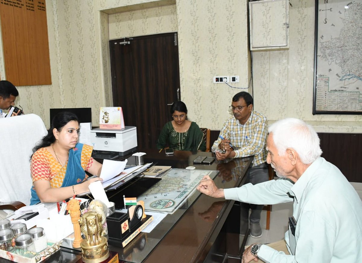 dmdeoria's tweet image. कलक्ट्रेट कार्यकक्ष में #जनता_दर्शन के दौरान आमजन की समस्याओं को सुनते हुए।
@UPGovt
@jansunwai_up
@CMOfficeUP
@InfoDeptUP