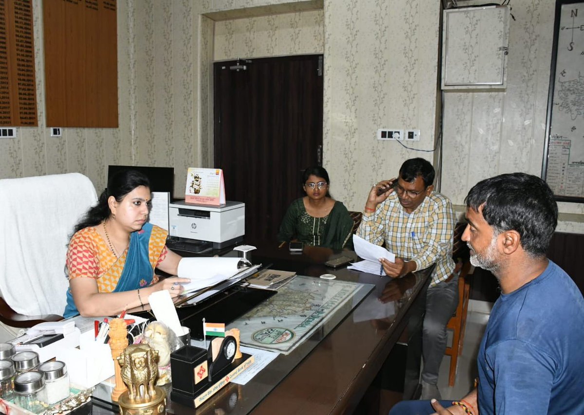 dmdeoria's tweet image. कलक्ट्रेट कार्यकक्ष में #जनता_दर्शन के दौरान आमजन की समस्याओं को सुनते हुए।
@UPGovt
@jansunwai_up
@CMOfficeUP
@InfoDeptUP