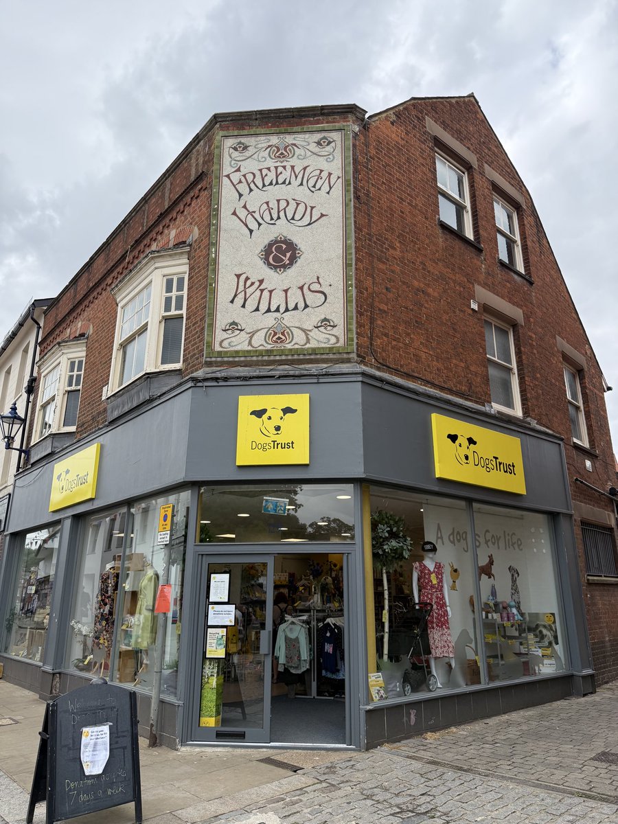 I remember them well! 👢👞👠
#MosaicMonday #GhostSigns
Hitchin, Herts