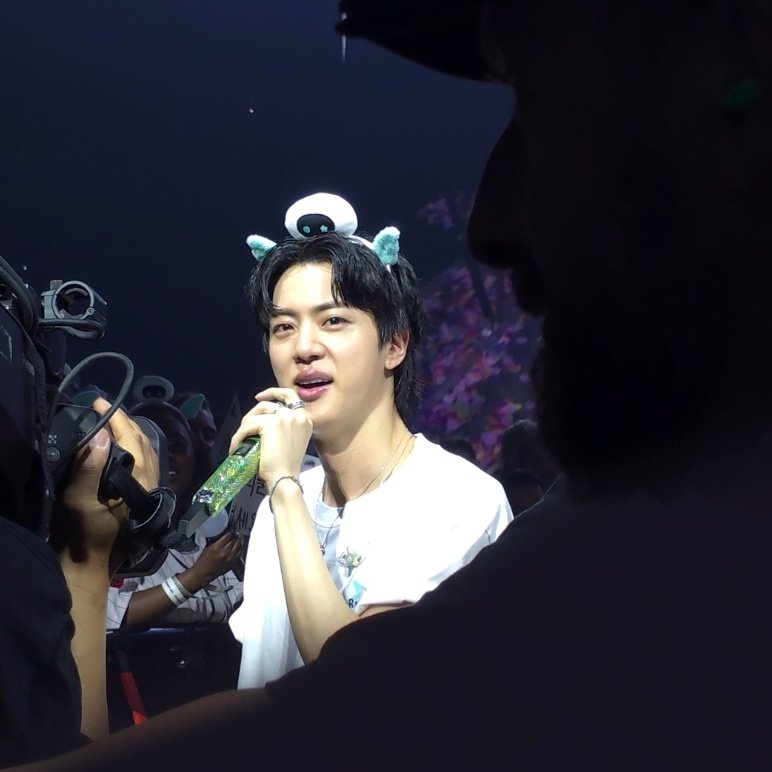 KimKore92's tweet image. 짧게 눈 마주치는데 겁나 설레고 시간이 멈췄다... 

#RUNSEOKJIN_epTOUR_TAMPA #Jin #진 #김석진 #Seokjin #BTS