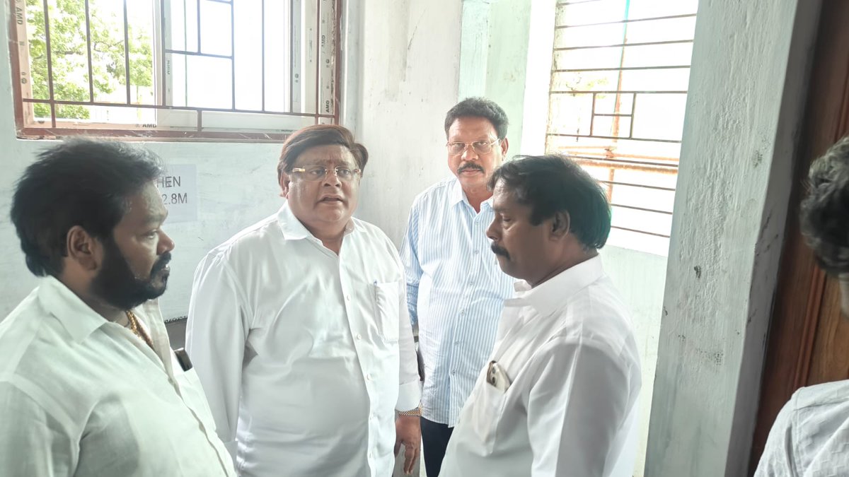 DMK_Chennai's tweet image. இராயபுரம் சட்டமன்ற தொகுதிக்குட்பட்ட 52வது வட்டத்தில் உள்ள செட்டி தோட்டத்தில் தமிழ்நாடு நகர்புற வாழ்விட மேம்பாட்டு வாரியத்தால் கட்டப்பட்டு வரும் கட்டிடத்தை இராயபுரம் சட்டமன்ற உறுப்பினர் திரு.@idream_murthy அவர்கள் நேரில் சென்று ஆய்வு மேற்கண்டார்.உடனடியாக கட்டிட வேலைகளை…