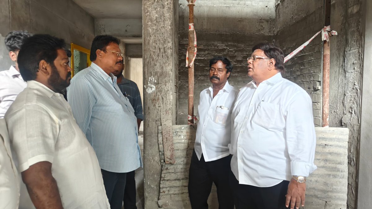 DMK_Chennai's tweet image. இராயபுரம் சட்டமன்ற தொகுதிக்குட்பட்ட 52வது வட்டத்தில் உள்ள செட்டி தோட்டத்தில் தமிழ்நாடு நகர்புற வாழ்விட மேம்பாட்டு வாரியத்தால் கட்டப்பட்டு வரும் கட்டிடத்தை இராயபுரம் சட்டமன்ற உறுப்பினர் திரு.@idream_murthy அவர்கள் நேரில் சென்று ஆய்வு மேற்கண்டார்.உடனடியாக கட்டிட வேலைகளை…