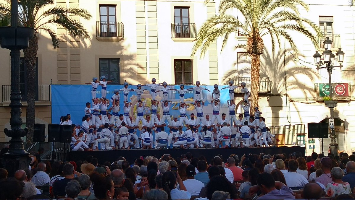 Magnífica exhibició de #FMVNG25  a càrrec dels <a href="/FalconsVilanova/">Falcons de Vilanova i la Geltrú</a> i dels Falcons de Piera. Figures ben espectaculars! <a href="/JuntsVng/">Junts Vilanova i la Geltrú</a> <a href="/gfigueras/">Gerard Figueras</a> <a href="/CarnicerJaume/">Jaume Carnicer</a>