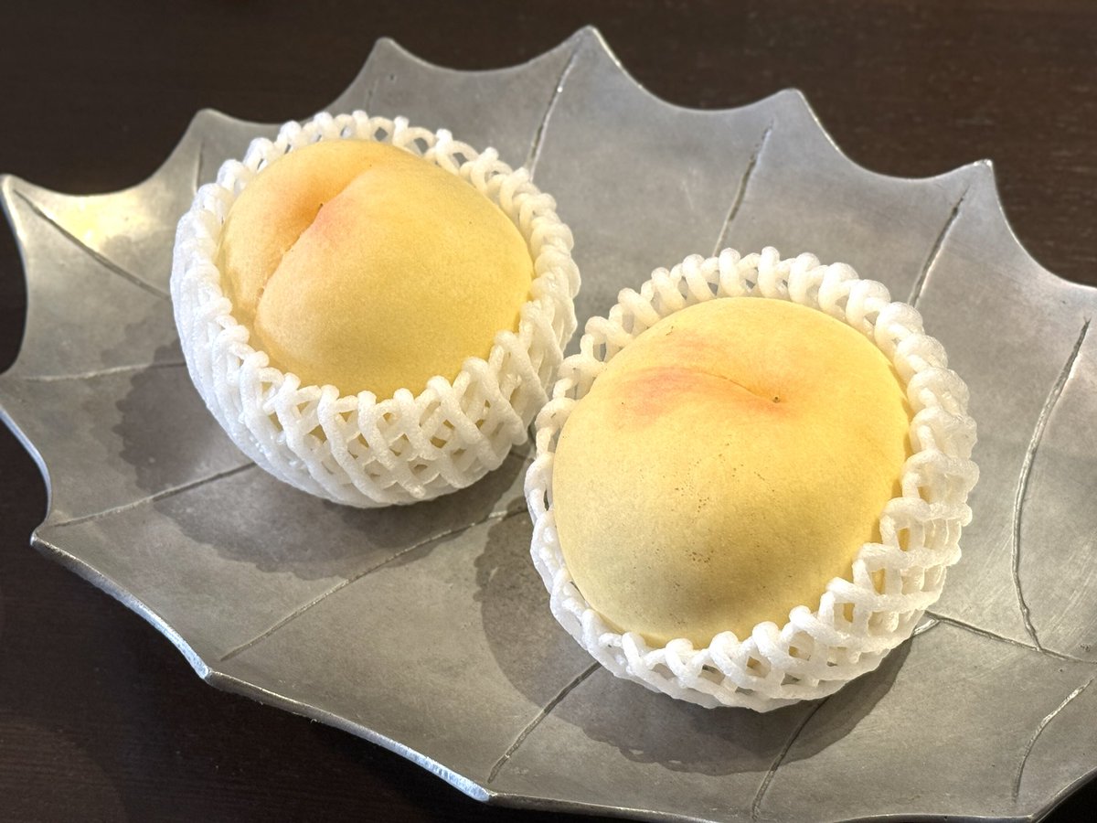 shinpei23's tweet image. 岡山の「清水白桃」をいただきました。部屋中によい香りが漂っております。