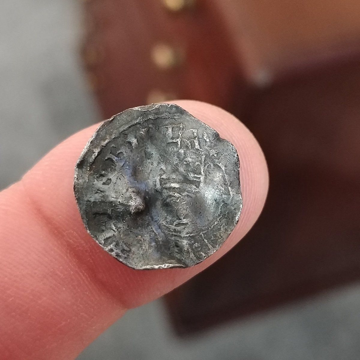 SDetectorist's tweet image. Found this day 28th July 2018
A complete but crumpled medieval silver penny of Henry II. Cross and crosslets (Tealby) coinage. Dating c. 1158-1161. Bust A. Mint and moneyer uncertain.
finds.org.uk/database/artef…
