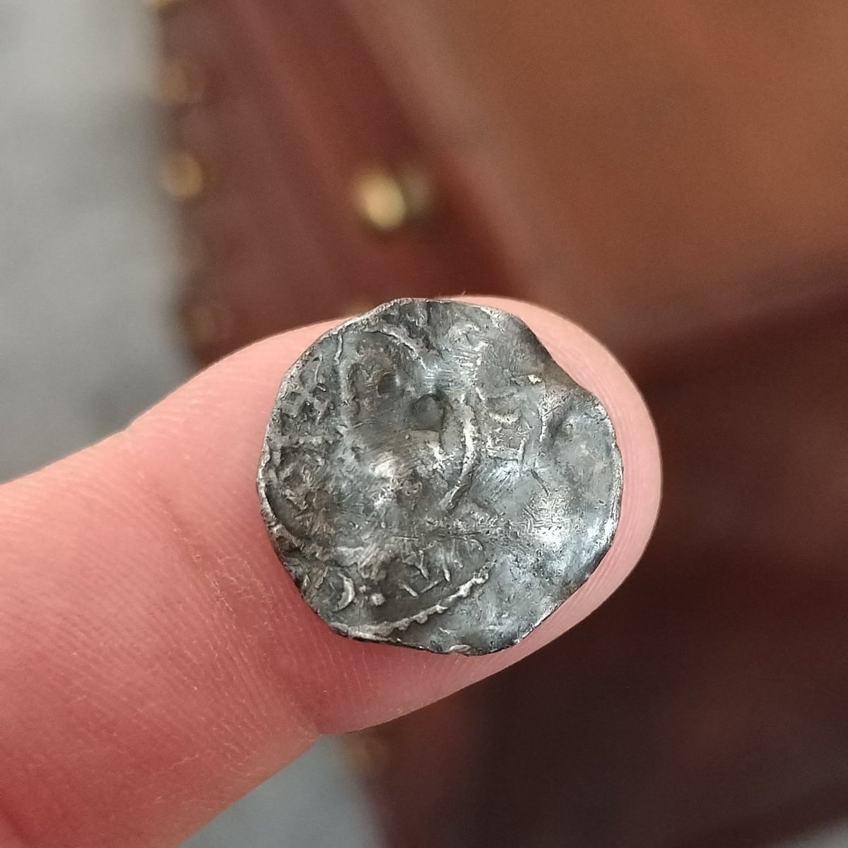 SDetectorist's tweet image. Found this day 28th July 2018
A complete but crumpled medieval silver penny of Henry II. Cross and crosslets (Tealby) coinage. Dating c. 1158-1161. Bust A. Mint and moneyer uncertain.
finds.org.uk/database/artef…