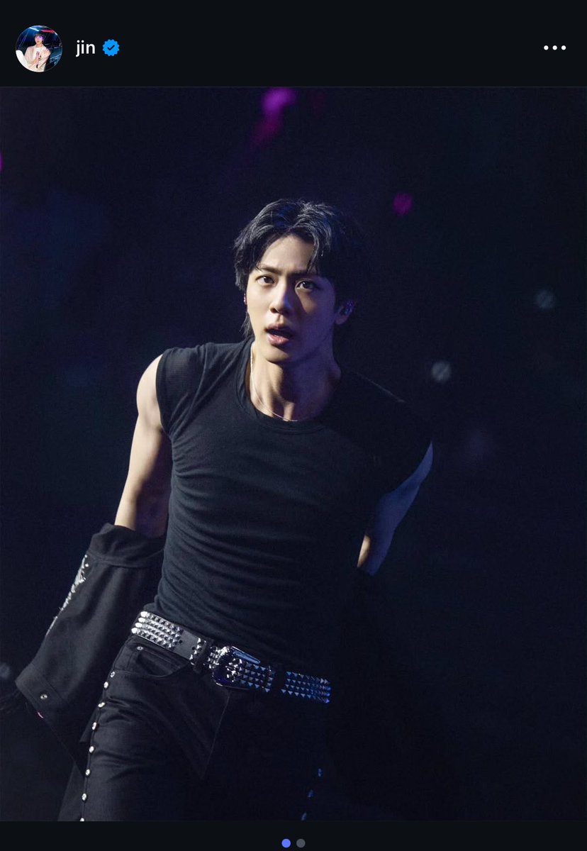 sundan0e's tweet image. WHATS WRONG WITH HIIIIIMMMM ?????
