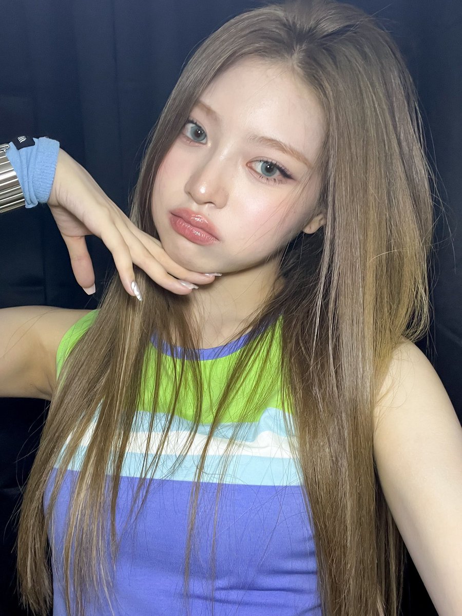 is2haum's tweet image. 가요대전 하음이 셀카 옴 💕😵‍💫