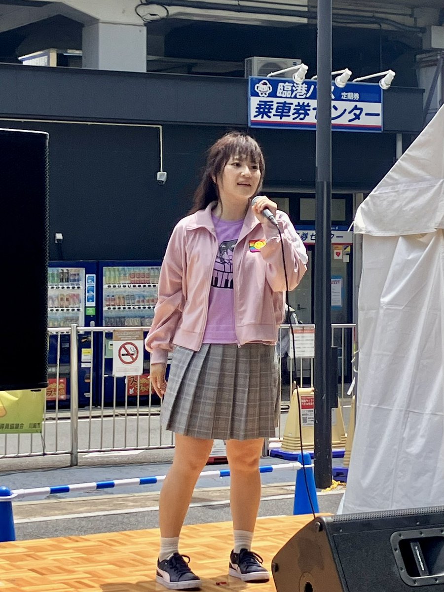 aotn0322's tweet image. 2025.7.27(日)川崎ルフロンフェスタ
やーこさん🎤@8714_5
1日ぶりです(笑)
夏休みの家族連れで来ている小さな子も『観ていくー!』と立ち止まったり👒「虹が出た街で」では色々なもので虹を作ったり🌈🍖
出店に来ているお客さんやお店の方の注目を集め、お祭りの主役のようでした✨
#やーこ