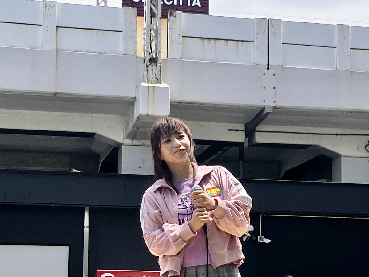 aotn0322's tweet image. 2025.7.27(日)川崎ルフロンフェスタ
やーこさん🎤@8714_5
1日ぶりです(笑)
夏休みの家族連れで来ている小さな子も『観ていくー!』と立ち止まったり👒「虹が出た街で」では色々なもので虹を作ったり🌈🍖
出店に来ているお客さんやお店の方の注目を集め、お祭りの主役のようでした✨
#やーこ
