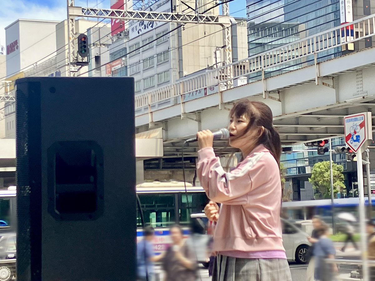 aotn0322's tweet image. 2025.7.27(日)川崎ルフロンフェスタ
やーこさん🎤@8714_5
1日ぶりです(笑)
夏休みの家族連れで来ている小さな子も『観ていくー!』と立ち止まったり👒「虹が出た街で」では色々なもので虹を作ったり🌈🍖
出店に来ているお客さんやお店の方の注目を集め、お祭りの主役のようでした✨
#やーこ