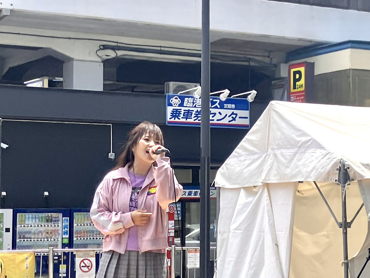 aotn0322's tweet image. 2025.7.27(日)川崎ルフロンフェスタ
やーこさん🎤@8714_5
1日ぶりです(笑)
夏休みの家族連れで来ている小さな子も『観ていくー!』と立ち止まったり👒「虹が出た街で」では色々なもので虹を作ったり🌈🍖
出店に来ているお客さんやお店の方の注目を集め、お祭りの主役のようでした✨
#やーこ