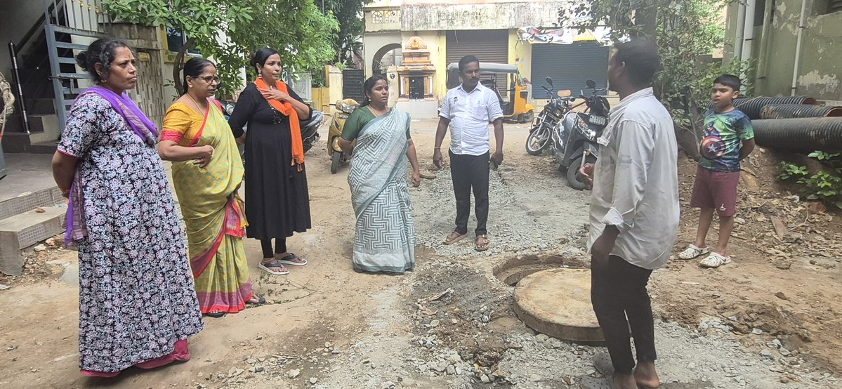 DMK_Chennai's tweet image. சென்னை மாநகராட்சி 66வது வார்டு மாமன்ற உறுப்பினர் திருமதி.யோகபிரியாதனசேகர் அவர்கள், ஸ்ரீ கற்பக விநாயகர் கோயில் தெரு, ஓடைப்பகுதி ஸ்ரீநகர் காலனி, பால் வர்கீஸ் தெரு, திருப்பதி நகர், வெற்றி நகர், பாலாஜி நகர, போன்ற பல தெருக்களில் கள ஆய்வு பணிகளை செய்து மேற்கொண்டனர்.
#DMKChennai