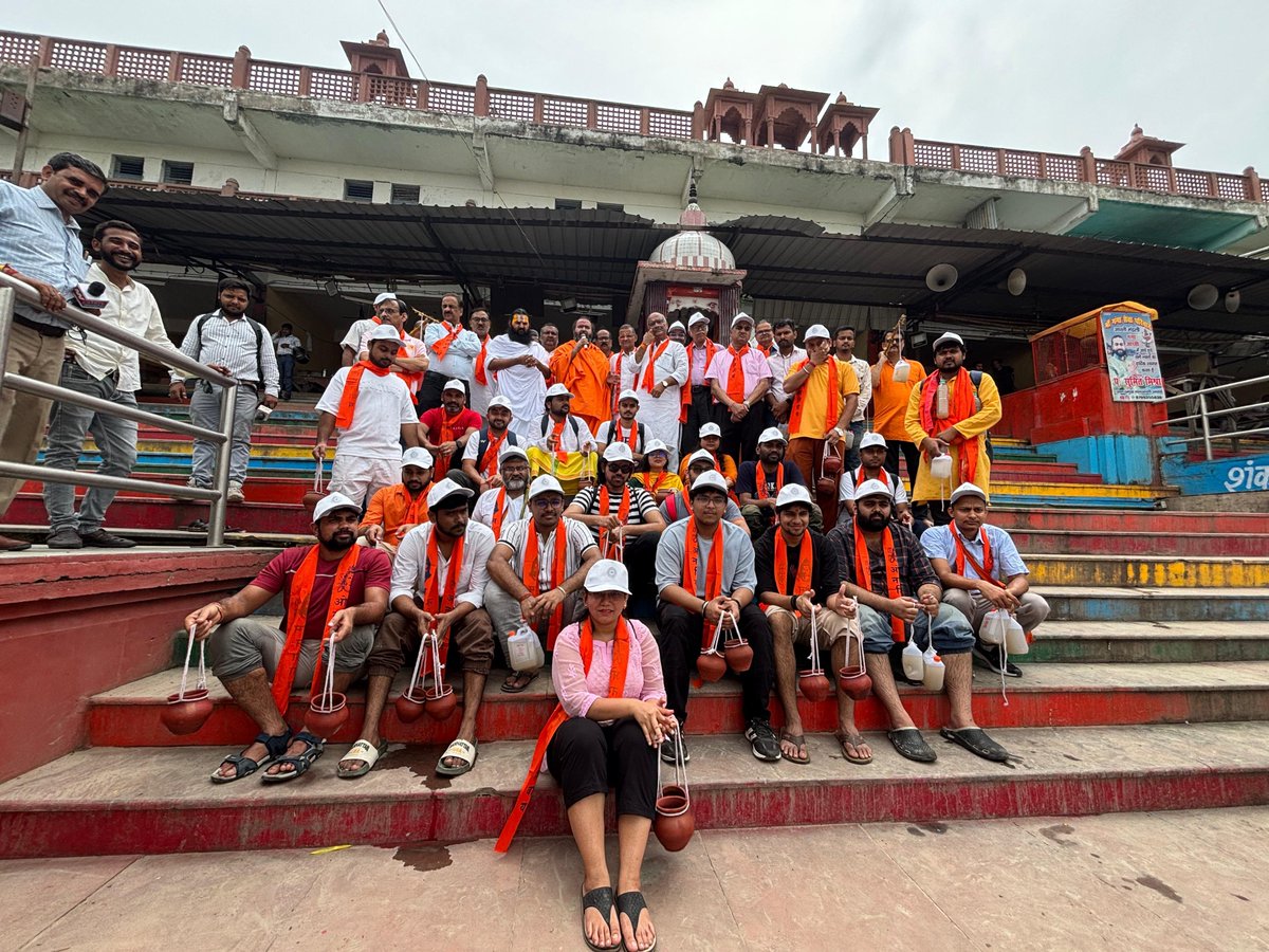 RashmiDVS's tweet image. Yesterday, IIT Kanpur students walked a 2.5 km Kānwad Yatra to Anandeshwar Temple, joined by faculty & community leaders. India’s top institutes are no longer just echo chambers of the West. They’re becoming sites of decolonisation. Reclaiming what it means to be truly Indian &…