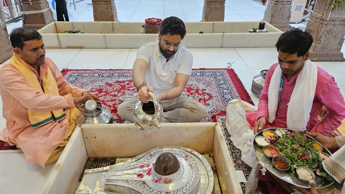 श्रावण मास के तृतीया सोमवार को श्री काशी विश्वनाथ धाम में संकल्प पाठ संग किया गया सोमवासरीय रूद्राभिषेक .

 आज  सीईओ  विश्व भूषण मिश्र ने धाम स्थित श्री अविमुक्तेश्वर महादेव का रुद्राभिषेक विशिष्ट उद्देश्य के संकल्प पाठ सहित किया.

।।श्री काशीविश्वनाथो विजयतेतराम।।