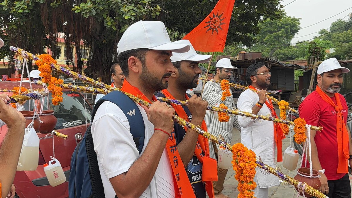 RashmiDVS's tweet image. Yesterday, IIT Kanpur students walked a 2.5 km Kānwad Yatra to Anandeshwar Temple, joined by faculty & community leaders. India’s top institutes are no longer just echo chambers of the West. They’re becoming sites of decolonisation. Reclaiming what it means to be truly Indian &…