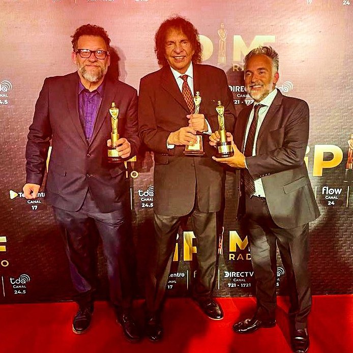 lavenganzaradio's tweet photo. ¡Otra vez con el mismo entre las manos! 🏆🏆🏆
#LVST: Martín Fierro Mejor Programa Interés General Diario Nocturno AM y FM 👏👏👏... del PLANETA LA TIERRA. 🌍🌏🌎😁😄😉 https://t.co/0rj5ZGWFqQ