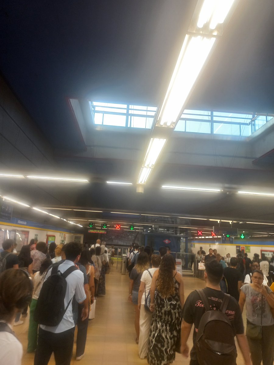 Hola <a href="/metro_madrid/">Metro de Madrid</a> creo que es momento de ampliar la frecuencia de la línea 3 porque en Villaverde alto no cabemos