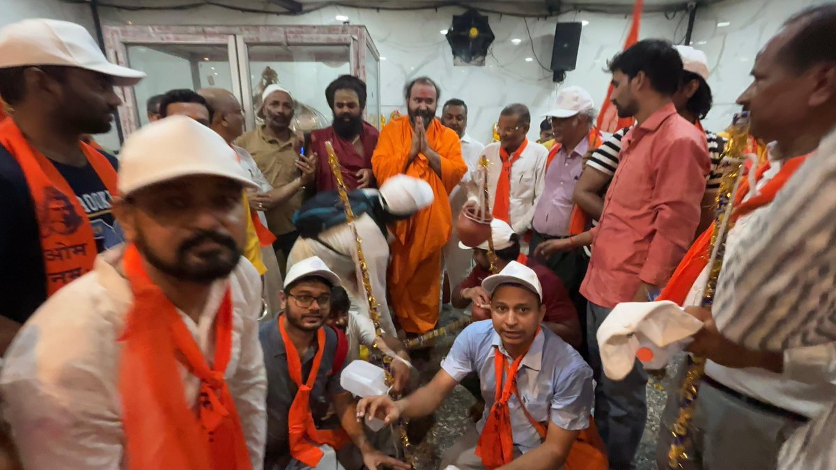 RashmiDVS's tweet image. Yesterday, IIT Kanpur students walked a 2.5 km Kānwad Yatra to Anandeshwar Temple, joined by faculty & community leaders. India’s top institutes are no longer just echo chambers of the West. They’re becoming sites of decolonisation. Reclaiming what it means to be truly Indian &…