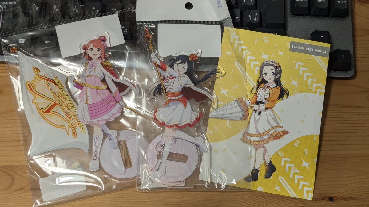 type91_aonisai's tweet image. ワンフェス帰りに寄ったラブライブと東京駅一番街コラボ。校章入ってる旗は最高すぎるので。荷物を見ててくれた友人もありがとう。
