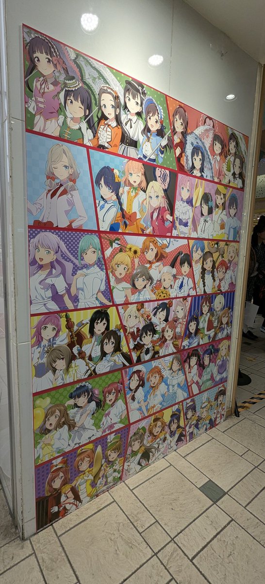 type91_aonisai's tweet image. ワンフェス帰りに寄ったラブライブと東京駅一番街コラボ。校章入ってる旗は最高すぎるので。荷物を見ててくれた友人もありがとう。