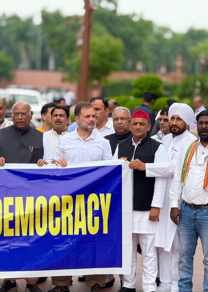 RuchiraC's tweet image. वोट चोरी नहीं चलेगी! 

SIR वापस लो!