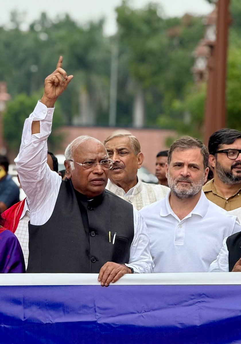 RuchiraC's tweet image. वोट चोरी नहीं चलेगी! 

SIR वापस लो!