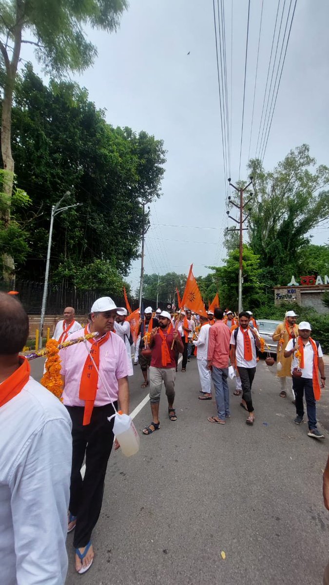 RashmiDVS's tweet image. Yesterday, IIT Kanpur students walked a 2.5 km Kānwad Yatra to Anandeshwar Temple, joined by faculty & community leaders. India’s top institutes are no longer just echo chambers of the West. They’re becoming sites of decolonisation. Reclaiming what it means to be truly Indian &…