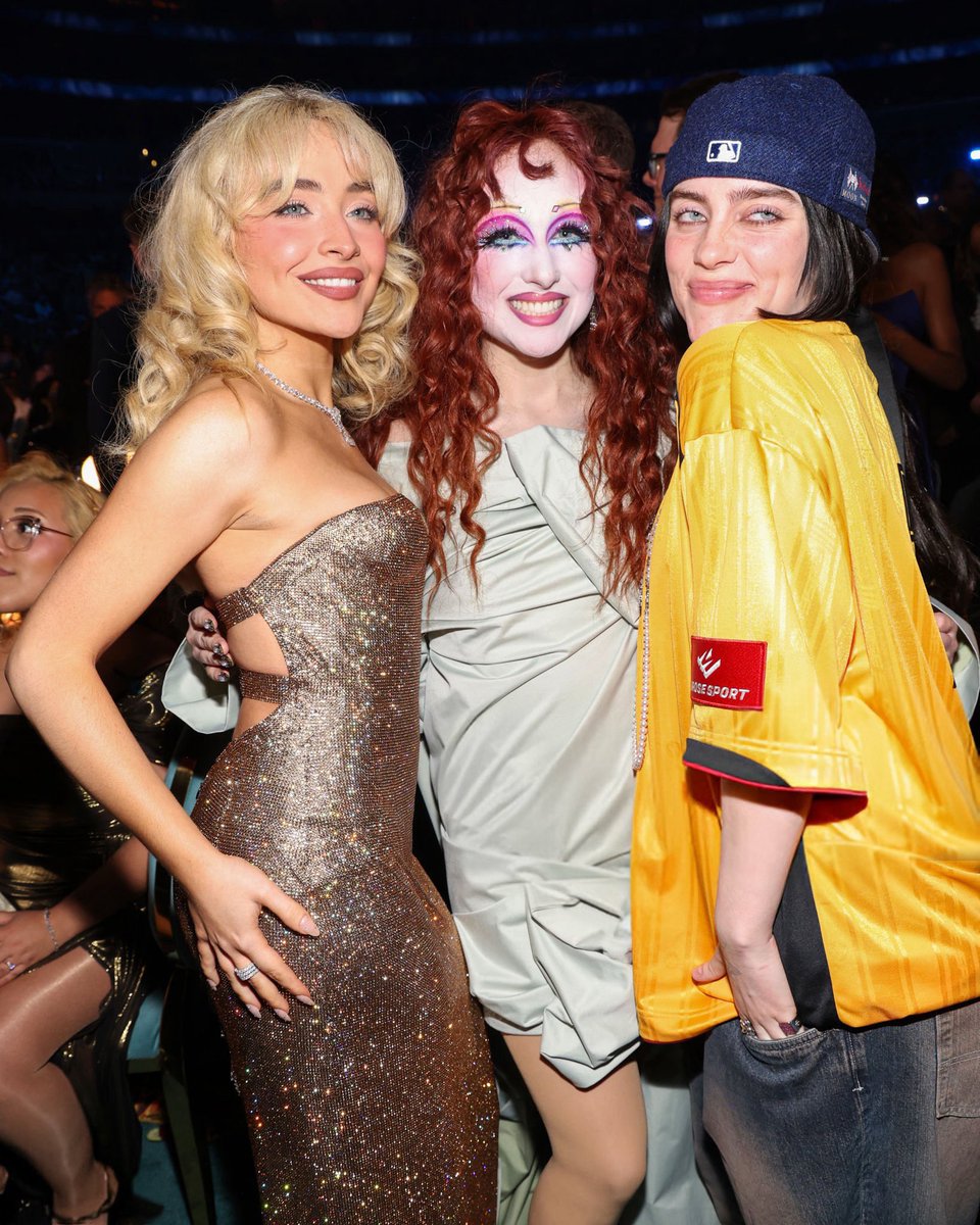 folkloregraphic's tweet photo. @thatgayswiftie_ @monicaitgirl @TheOldTaylorrr Nope it’s an edit by me not ai https://t.co/D9rDLlmo8u