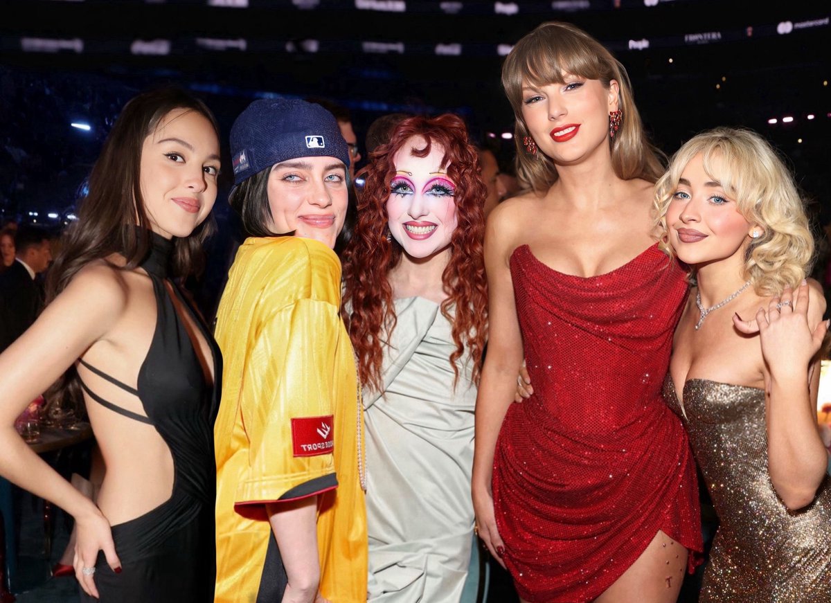 folkloregraphic's tweet photo. @thatgayswiftie_ @monicaitgirl @TheOldTaylorrr Nope it’s an edit by me not ai https://t.co/D9rDLlmo8u