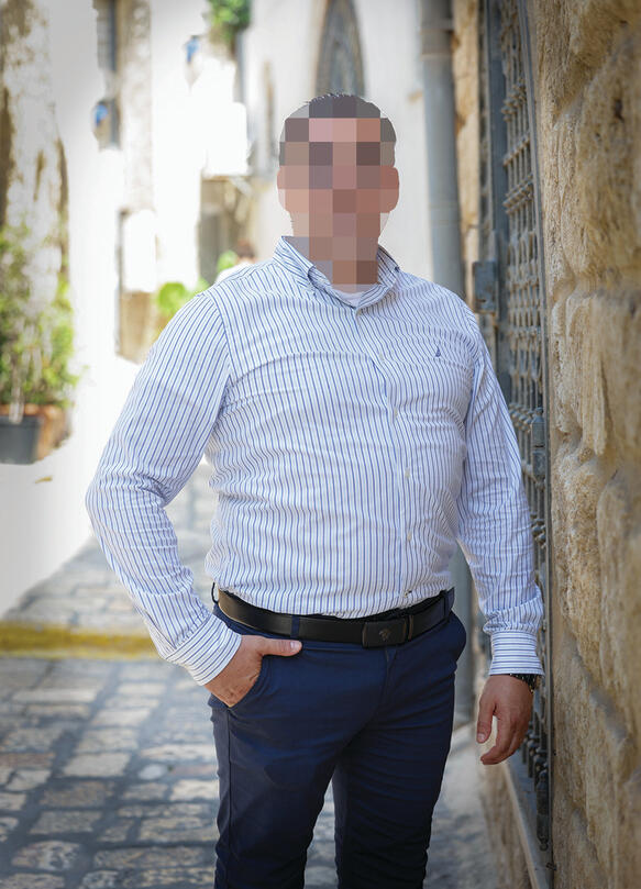 YediotAhronot's tweet image. כתב אישום הוגש אתמול נגד יו"ר ארגון "השומרים" בבני ברק, חיים רוטר, בן 38, בגין אונס של נער ושלושה מקרים של מעשים מגונים. למרות עשרות תלונות שהוגשו במשטרה, האישום כולל רק חלק מהעדויות - בין היתר בשל התיישנות.
לפי כתב האישום, רוטר ניצל את תפקידו בעמותה בין השנים 2009 ל־2024 כדי…