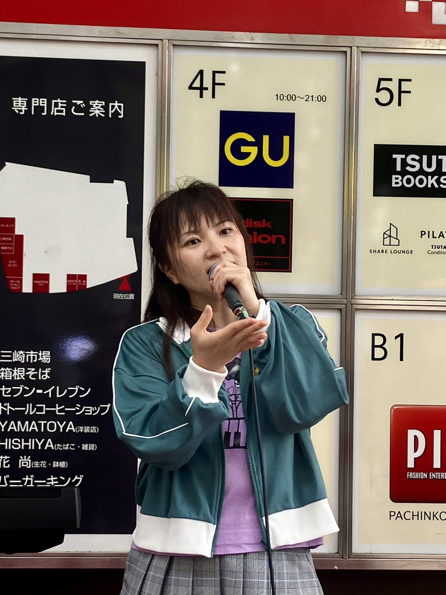 aotn0322's tweet image. 2025.7.27(日)川崎銀座街バスカーライブ
やーこさん🎤@8714_5
約4時間ぶりです(笑)
夏休みとあっていつもよりも人の流れがありながらも、足を止める方や拍手も一際多く👏🏻👏🏻
歌声とともに流れる柔らかな風は、夕涼みになりました🎐
2日間で3つのイベントでのライブ、お疲れ様でした🧃
#やーこ