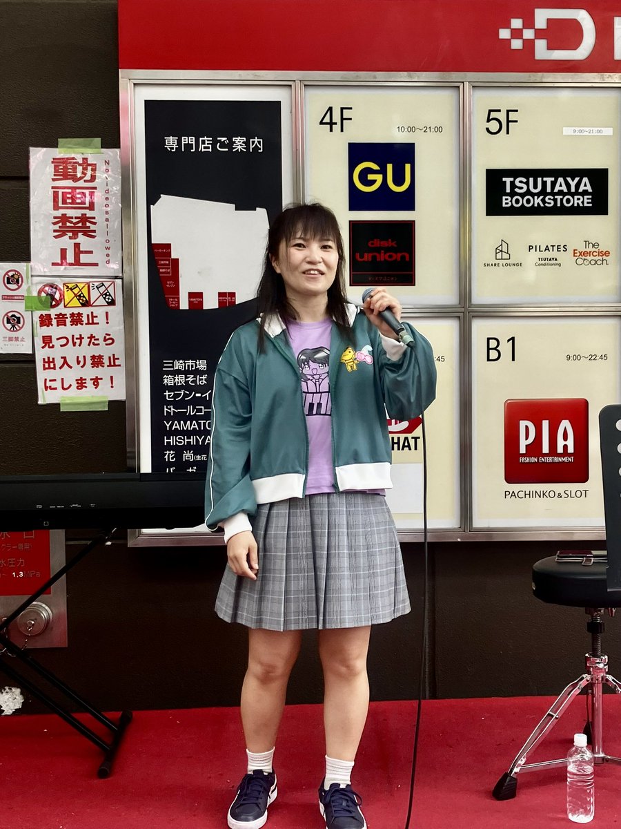 aotn0322's tweet image. 2025.7.27(日)川崎銀座街バスカーライブ
やーこさん🎤@8714_5
約4時間ぶりです(笑)
夏休みとあっていつもよりも人の流れがありながらも、足を止める方や拍手も一際多く👏🏻👏🏻
歌声とともに流れる柔らかな風は、夕涼みになりました🎐
2日間で3つのイベントでのライブ、お疲れ様でした🧃
#やーこ
