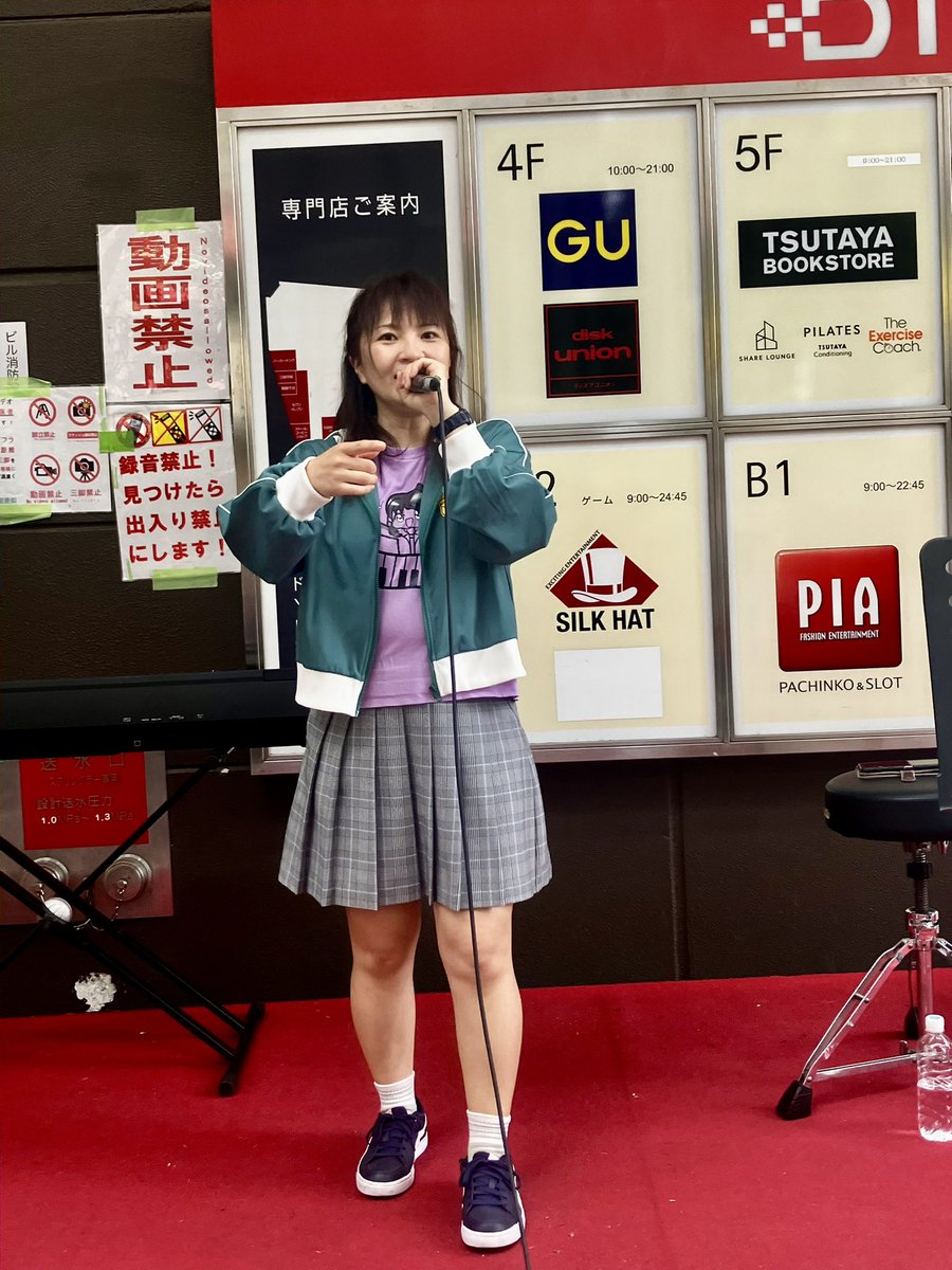 aotn0322's tweet image. 2025.7.27(日)川崎銀座街バスカーライブ
やーこさん🎤@8714_5
約4時間ぶりです(笑)
夏休みとあっていつもよりも人の流れがありながらも、足を止める方や拍手も一際多く👏🏻👏🏻
歌声とともに流れる柔らかな風は、夕涼みになりました🎐
2日間で3つのイベントでのライブ、お疲れ様でした🧃
#やーこ