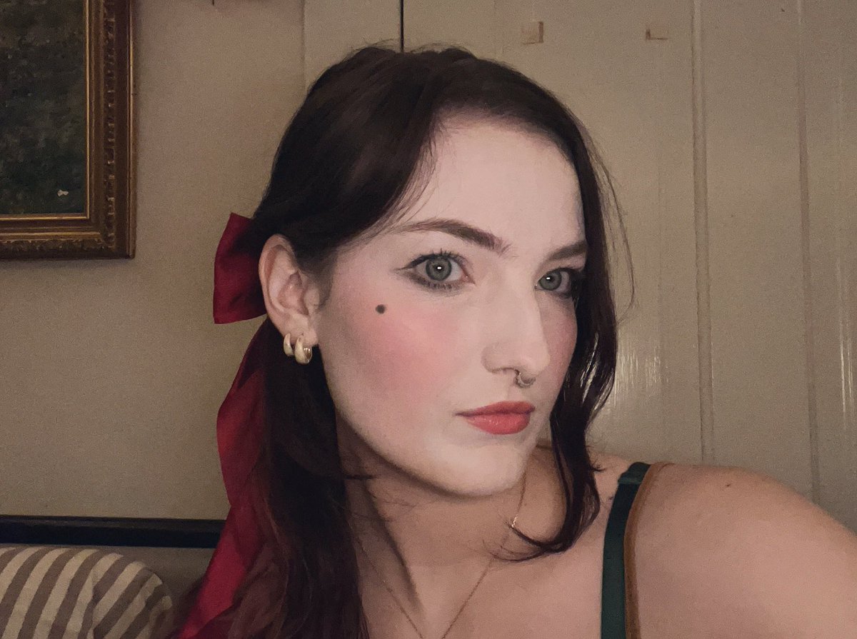 karls_revenge's tweet image. the grease paint took foreverrrr to be delivered but i can FINALLY play around with makeup tests for the harlequin jester look!
(featuring the ruffle collar i just finished hand sewing😈)