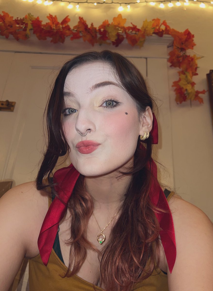 karls_revenge's tweet image. the grease paint took foreverrrr to be delivered but i can FINALLY play around with makeup tests for the harlequin jester look!
(featuring the ruffle collar i just finished hand sewing😈)