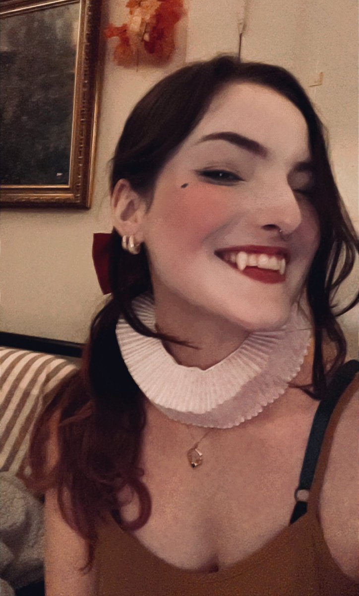karls_revenge's tweet image. the grease paint took foreverrrr to be delivered but i can FINALLY play around with makeup tests for the harlequin jester look!
(featuring the ruffle collar i just finished hand sewing😈)